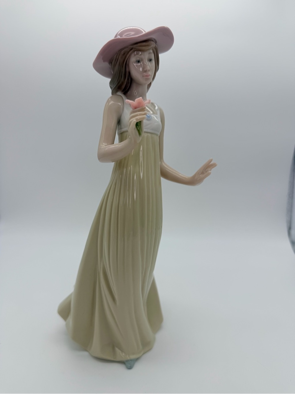 Nao by Lladro Gentle Breeze # 1158 Lady Figurine Repaired